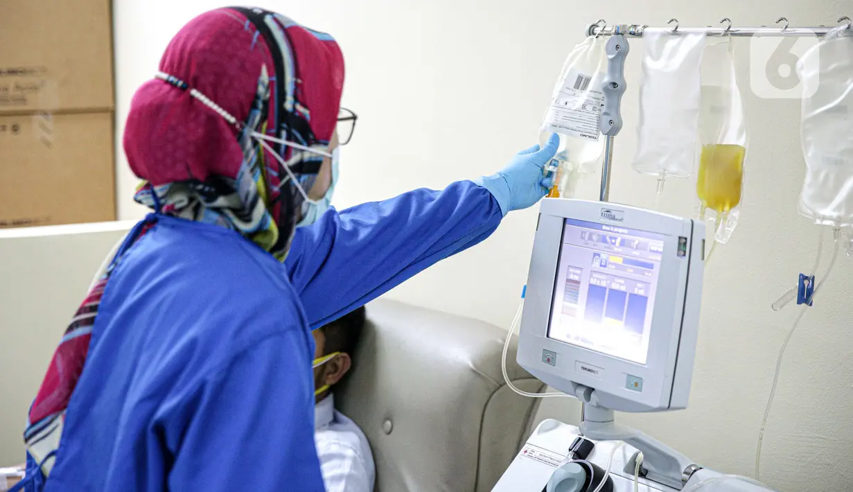 Petugas mengecek kantong berisi plasma darah dari pasien sembuh COVID-19, di Unit Donor Darah (UDD) PMI DKI Jakarta, Rabu (23/6/2021). PMI DKI mengajak para penyintas yang sembuh mendonorkan plasma darah konvalesen untuk membantu pasien COVID-19 yang dalam perawatan. (Liputan6.com/Faizal Fanani)
