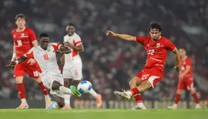Nathan Tjoe-A-On beraksi dalam duel Timnas Indonesia versus Mozambik di Stadion Utama Gelora Bung Karno, Jakarta, Selasa (9/6/2026). (Bola.com/Bagaskara Lazuardi)