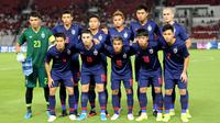 Pemain Thailand saat melawan Timnas Indonesia pada laga kualifikasi Piala Dunia 2022 di SUGBK, Jakarta, Selasa (10/9). Indonesia takluk 0-3 dari Thailand. (Bola.com/M Iqbal Ichsan)