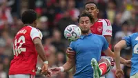 Charalampos Kostoulas dari Brighton (depan) dan Gabriel dari Arsenal saat pertandingan Liga Inggris antara Brighton & Hove Albion dan Arsenal di Brighton, Inggris, Sabtu, 19 September 2026. (Foto AP/Kin Cheung)