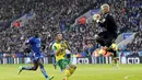 Kiper Leicester City, Kasper Schmeichel mengamankan bola dari kejaran pemain Norwich City pada lanjutan Liga Inggris pekan ke-27 di Stadion King Power, Sabtu (27/2/2016) malam WIB. (Reuters/Andrew Yates)