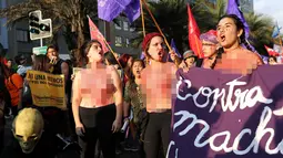 Sejumlah wanita bertelanjang dada dengan kondisi berlumuran darah saat memperingati Hari Anti Kekerasan Perempuan di Santiago, Chile (25/11). (REUTERS/Pablo Sanhueza)