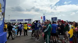 Suporter dari berbagai negara menyaksikan tayangan di layar raksasa di area Fan Zone MetLife Stadium jelang laga Prancis melawan Swedia pada babak 32 besar Piala Dunia 2026 di New York, New Jersey, Amerika Serikat, Selasa (30/6/2026) waktu setempat atau Rabu (1/7/2026) dini hari WIB. Antusiasme suporter menciptakan suasana meriah sebelum kick-off. (KLY Sports/Hery Kurniawan)