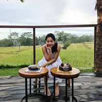 Lulu Tobing menjadi salah satu aktris Indonesia yang masih tampak awet muda di usia 44 tahun. Ia pun kerap membagikan wajahnya yang tampil tanpa polesan makeup. Kini ia pun tengah menjalankan ibadah umrah setelah mantap menjadi mualaf.&nbsp;@lutob
