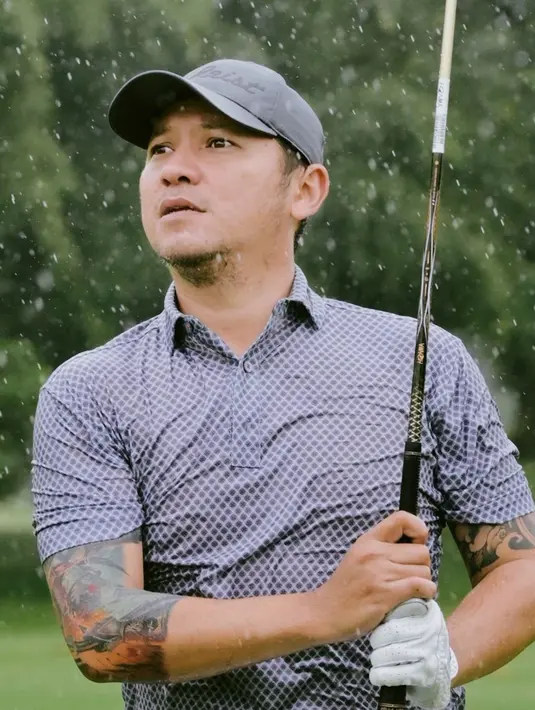 Selain hobi otomotif, ia pun belakangan kerap mengunggah aktivitasnya saat bermain golf. Golf menjadi salah satu olahraga yang banyak digemari selebriti, ia pun kerap bermain golf bersama artis lainnya maupun bersama dengan ayahnya. (Liputan6.com/IG/@gadiiing)