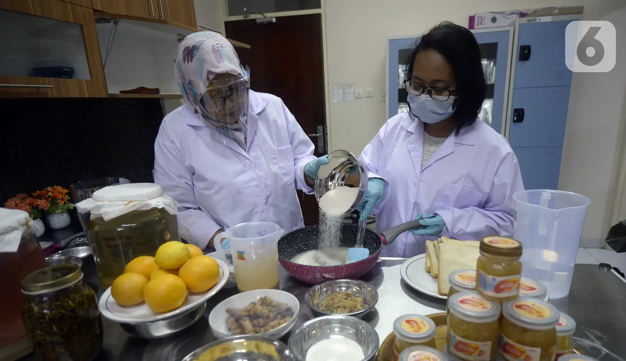 Peneliti LIPI membuat selai jahe merah fermentasi di Puspitek Serpong, Tangerang Selatan, Banten, Senin (26/10/2020). Selai Marmalade yang terbuat dari fermentasi rempah-rempah lokal bisa meningkatkan daya tahan tubuh di tengah pandemi COVID-19. (merdeka.com/Dwi Narwoko)