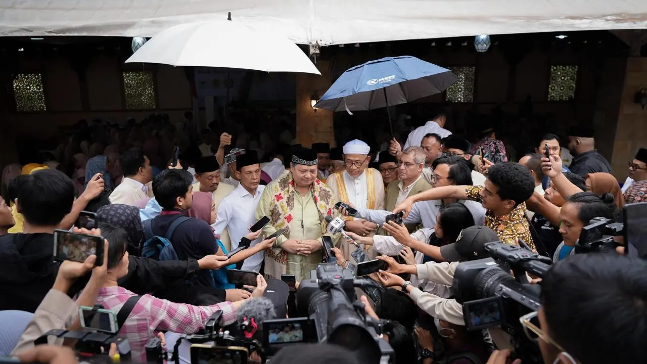 Menteri Koordinator Bidang Perekonomian Airlangga Hartarto di acara Sosialisasi Keuangan Inklusif bagi Santri dan Masyarakat di Pondok Pesantren Mama Bakry, Kabupaten Bogor, Jawa Barat, Sabtu (1/6/2024). (Dok Kemenko Perekonomian)