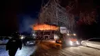 Petugas pemadam kebakaran berdiri di dekat bangunan tempat tinggal yang terbakar setelah serangan pesawat tak berawak Rusia di Zaporizhzhia pada 2 Januari 2026, di tengah invasi Rusia ke Ukraina. Rusia melancarkan serangan udaranya ke wilayah Zaporizhzhia, Ukraina. (Darya NAZAROVA/AFP)
