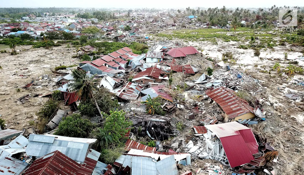 Pantauan udara ratusan rumah terendam lumpur dan tanah di Petobo, Palu Selatan, Sulawesi Tengah, Rabu (3/10). Menurut BNPB, sedikitnya 744 rumah terendam akibat fenomena likuifaksi. (Liputan6.com/Fery Pradolo)