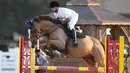 Seorang penunggang kuda ambil bagian dalam Kejuaraan Lompat Kuda di Kuwait Riding Center di Kegubernuran Mubarak Al-Kabeer, Kuwait, pada 6 November 2020. Kuwait pada Jumat (6/11) meluncurkan Kejuaraan Lompat Kuda di Kuwait Riding Center di kegubernuran tersebut. (Xinhua/Ghazy Qaffaf)