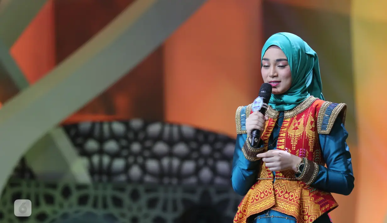 Jawara Puteri Muslimah Asia 2018 Uyaina Arshad saat memberikan tausyiah di atas panggung jelang final Aksi Asia yang akan dilakukan pada Kamis (14/6/2018). (Adrian Putra/Bintang.com)