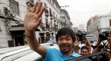 Petinju Filipina Manny Pacquiao menyapa pendukungnya usai mengisi Sertifikat Pencalonan Senator di Mei 2016 pemilihan nasional, di Komisi Pemilihan Umum, Manila, Filipina (16/10/2015). (REUTERS/Erik De Castro)