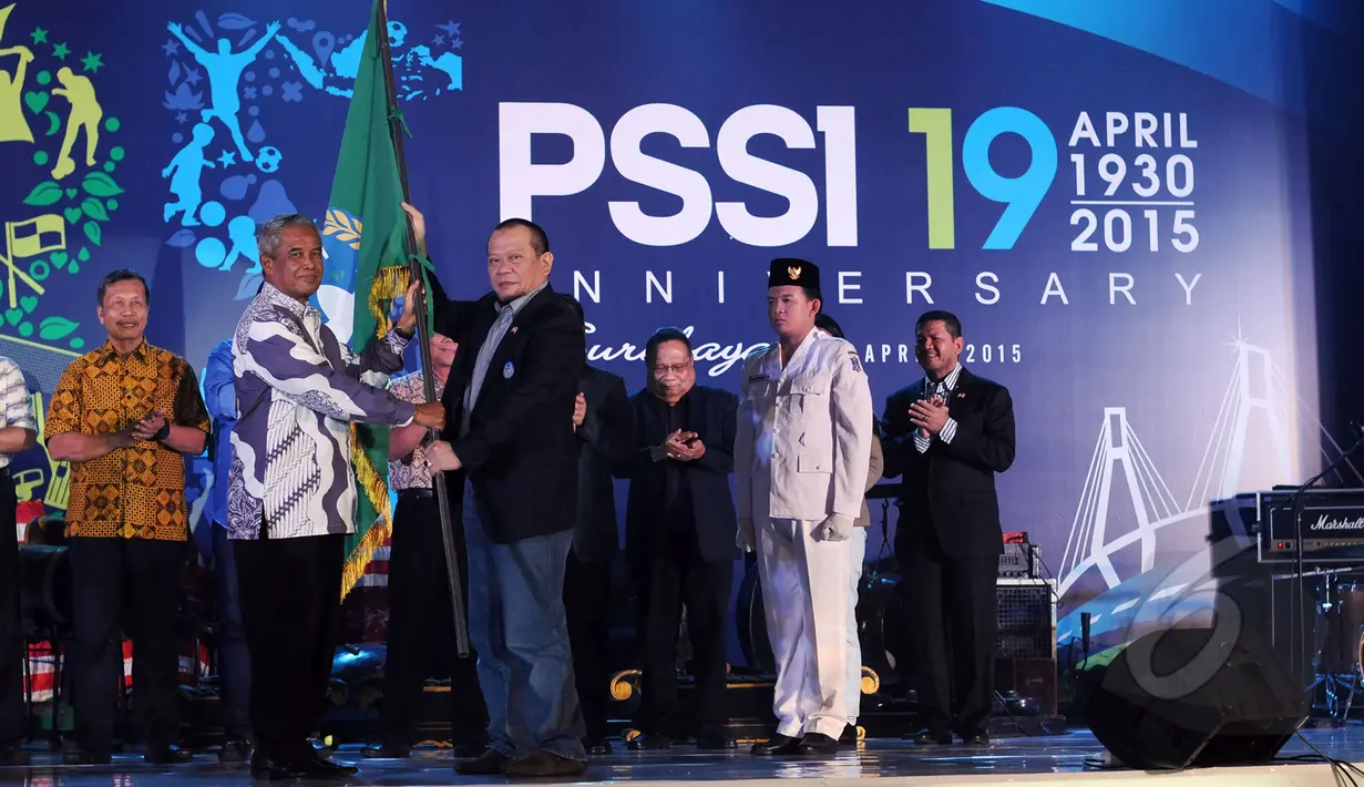 Ketua Umum PSSI 2011-2015, Djohar Arifin Husin (kedua kiri) menyerahkan panji ke pada Ketua Umum Terpilih, La Nyalla Mattalitti saat perayaan ulang tahun PSSI ke-85 di di Hotel  JW Marriot, Surabaya, Minggu (19/4/2015). (Liputan6.com/Helmi Fithriansyah)