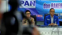 Ketua DPP PAN Eko Hendro Purnomo (kiri) dan Sekjen PAN Eddy Soeparno saat menggelar konferensi pers terkait persiapan Rakernas I dan pelantikan pengurus PAN Zulkifli Hasan, Jakarta, Senin (4/5/2015). (Liputan6.com/Andrian M Tunay)