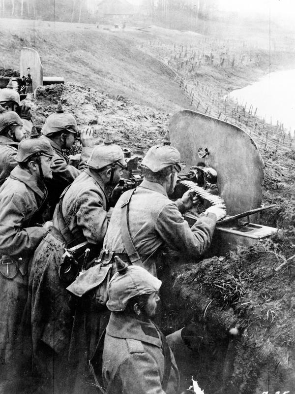Pasukan Jerman memegang senapan mesin dalam parit saat berlangsungnya Perang Dunia I di Sungai Vistula, Rusia, 1916. Perang Dunia I melibatkan semua kekuatan besar dunia. (AP-Photo, File)