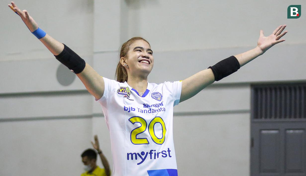 Pemain Bandung Bjb Tandamata, Shella Bernadetha melakukan selebrasi usai timnya mencetak poin saat laga grand final PLN Mobile Proliga 2022 melawan Gresik Petrokimia Pupuk Indonesia di Padepokan Voli Jenderal Polisi Kunarto, Sentul, Sabtu (26/03/2022). (Bola.com/Bagaskara Lazuardi)