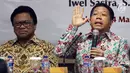 Ketua DPD Oesman Sapta Odang atau OSO (kiri) bersama Effendi Gazali hadir dalam seminar pascasarjana di Universitas Moestopo, Jakarta, Sabtu (24/3). OSO menekankan pentingnya komunikasi antarlembaga untuk pembangunan. (Liputan6.com/JohanTallo)