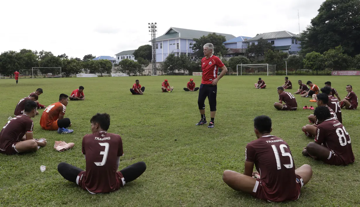 Pelatih Persija Jakarta, Ivan Kolev, mengamati para pemain saat latihan di Lapangan Sutasoma, Jakarta, Rabu (16/1). Ini merupakan latihan perdana yang dipimpin oleh Ivan Kolev. (Bola.com/Yoppy Renato)