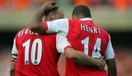 Dennis Bergkamp dan Thierry Henry menjadi duet yang mampu antarkan Arsenal meraih tiga gelar juara, yaitu gelar Liga Inggris musim 2002/2003 dan dua Piala FA. Raihan gelar Liga Inggris semakin istimewa, sebab The Gunners tak pernah menelan kekalahan dalam satu musim. (Foto: AFP/Odd Andersen)
