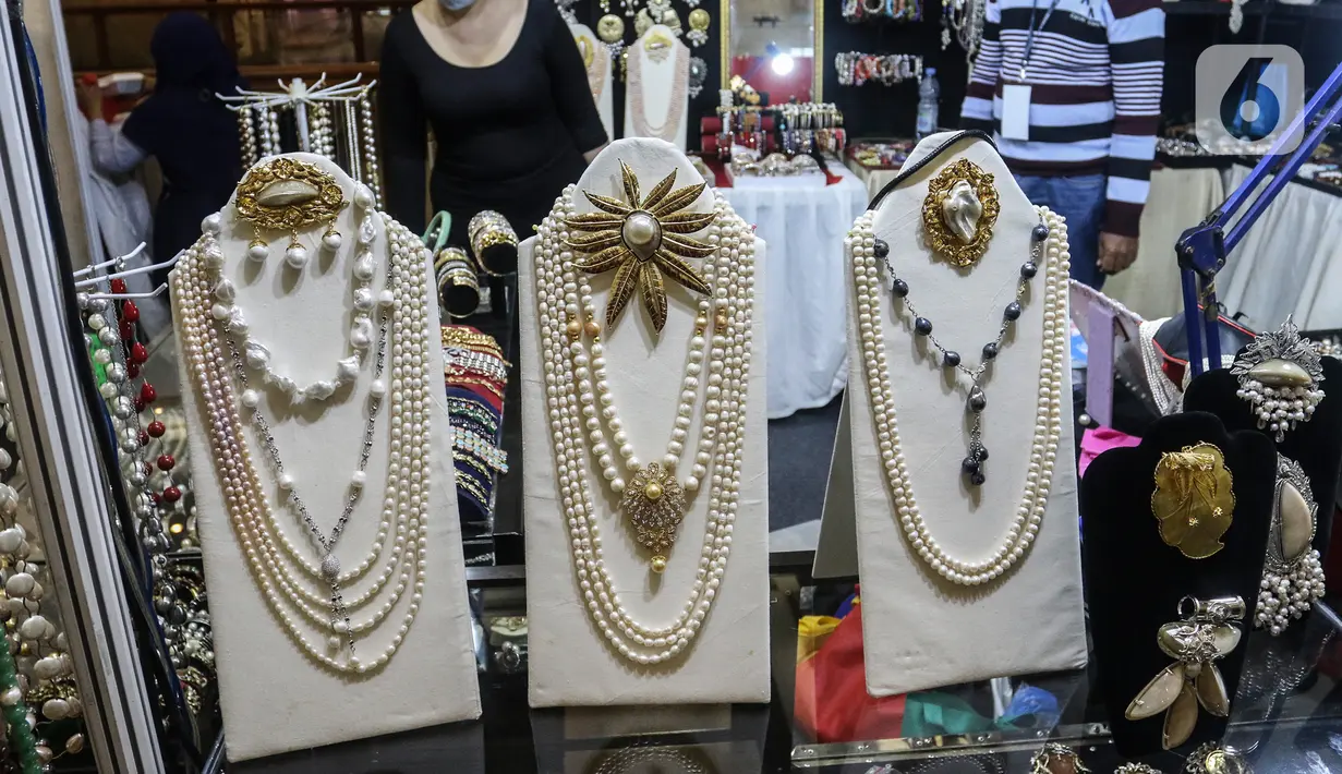 Salah satu produk kerajinan kalung yang dipamerkan pada pameran International Handicraft Trade Fair (INACRAFT) di Jakarta Convention Center (JCC), Senayan, Jakarta, Kamis (24/3/2022). Setelah vakum selama dua tahun lamanya, Jakarta INACRAFT akhirnya akan kembali digelar. (Liputan6.com/Johan Tallo)