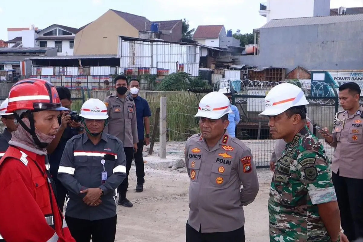 Kapolda Metro Jaya Irjen Karyoto melakukan pengecekan jalur kereta cepat Jakarta-Bandung jelang uji coba, Sabtu (13/5/2023). (Foto: Rahmat Baihaqi/Merdeka.com)