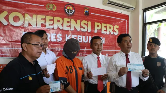 Tersangka penggelapan uang milik KSP Usaha Mandiri, Pejagoan, Kebumen. (Foto: Liputan6.com/Polres Kebumen/Muhamad Ridlo)