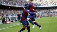 Lionel Messi dan Luis Suarez merayakan gol ke gawang Valencia (Reuters)