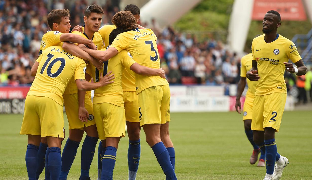 Para pemain Chelsea merayakan gol yang dicetak oleh Pedro ke gawang Huddersfield Town pada laga Premier League di Stadion John Smith's, Sabtu (11/8/2018). Chelsea menang 3-0 atas Huddersfield Town. (AFP/Oli Scarff)
