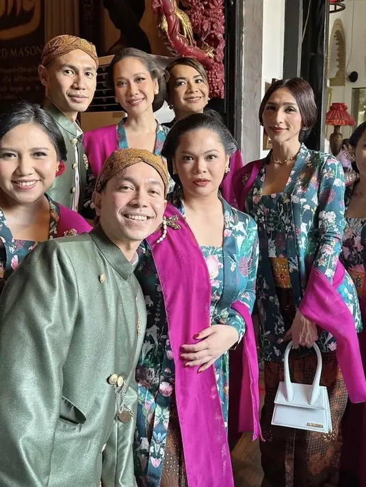 BCL pun tampil ayu dengan outfitnya tersebut. Ia pun berfoto bersama bridesmaid lainnya yang mengenakan kebaya serupa.  [@bclsinclair]