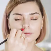 Beberapa teknik makeup yang membuat hidung terlihat lebih ramping. (foto: jcomp/freepik)