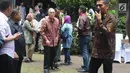 Wakil presiden Indonesia keenam, Try Sutrisno melayat ke kediaman Probosutedjo di Jakarta, Senin (26/3). Probosutedjo  merupakan pendiri Himpunan Pengusaha Pribumi Indonesia (Hippi). (Liputan6.com/Arya Manggala)