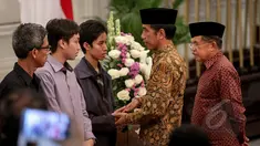 Presiden Jokowi (kedua kanan) dan Wapres Jusuf Kalla (kanan) memberikan ucapan duka cita kepada kedua anak dari Dubes RI untuk Pakistan, Burhan Muhammad di Gedung Pancasila, Kemenlu, Jakarta, Selasa (19/5/2015). (Liputan6.com/Faizal Fanani)   