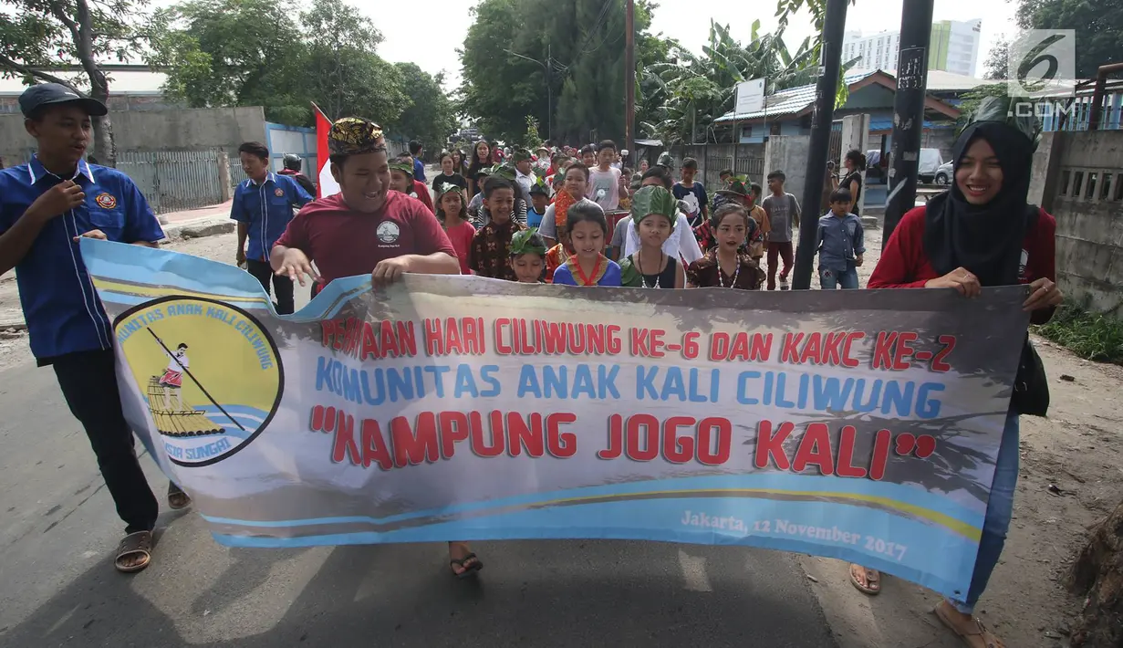 Anak-anak mengikuti pawai keliling dalam acara bertajuk Kampung Jogo Kali di kawasan Lodan, Jakarta Utara, Minggu (12/11). Acara tersebut diadakan dalam rangka perayaan Hari Ciliwung ke-6. (Liputan6.com/Immanuel Antonius)