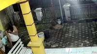 Tangkapan layar CCTV yang merekam aksi pelaku pencurian pakaian dalam wanita di Bekasi. (Sumber: Istimewa)