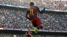 Pemain Barcelona Neymar  melakukan selebrasi usai mencetak gol saat melawan Villarreal pada lanjutan La Liga Spanyol di Stadion Camp Nou, Barcelona, Spanyol, MInggu (8/11/2015). (REUTERS/Albert Gea)