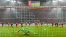 Proses terjadinya gol penalti yang dicetak Robert Lewandowski ke gawang Anderlecht pada laga Liga Champions di Stadion Allianz Arena, Munchen, Selasa (12/9/2017). Munchen menang 3-0 atas Anderlecht. (AFP/Guenter Schiffmann)