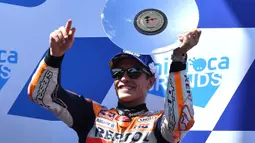 Pembalap Spanyol dari tim Repsol Honda, Marc Marquez merayakan kemenangan di podium usai Grand Prix MotoGP Australia di Sirkuit Phillip Island, Minggu (16/10/2022). Pertarungan ketat terjadi sepanjang balapan, Marc Marquez tak menyangka bisa melesat hingga akhir balapan. (Paul CROCK/AFP)