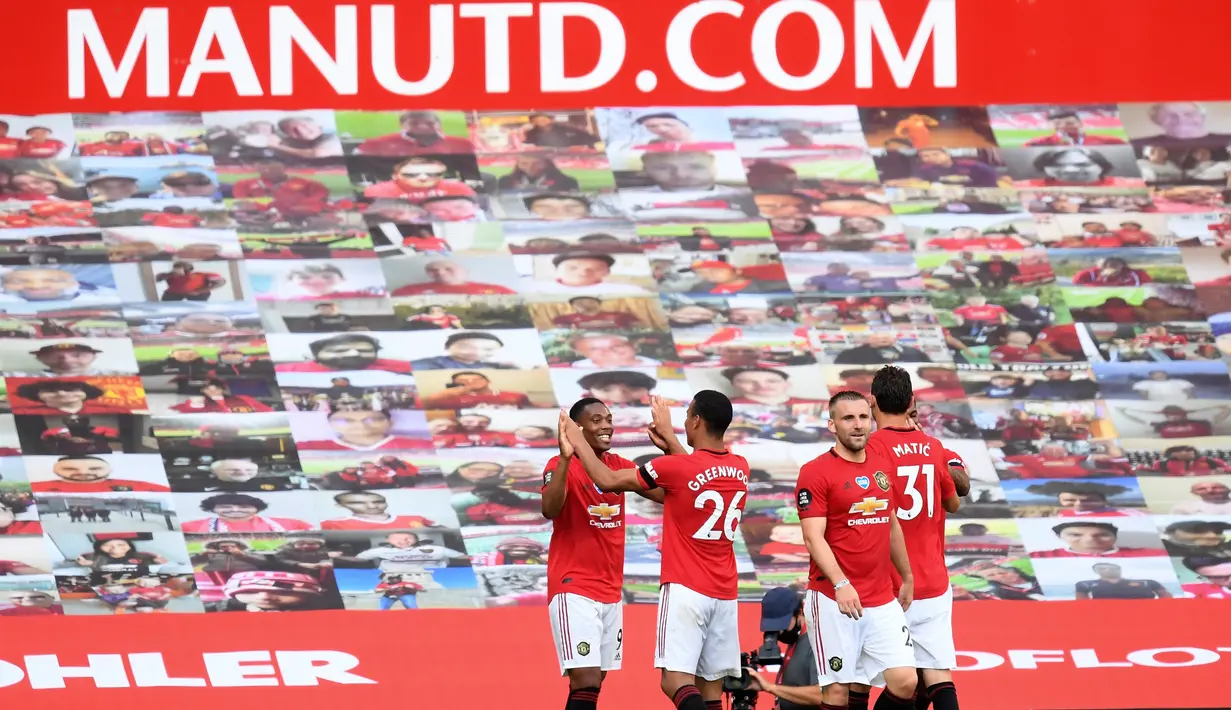 Penyerang Manchester United, Anthony Martial (kiri) berselebrasi dengan rekan-rekannya usai mencetak hattrick ke gawang Sheffield United pada pertandingan lanjutan Liga Inggris di Old Trafford di Manchester, Inggris (24/6/2020). MU menang telak 3-0 atas Sheffield United. (Michael Regan/Pool via AP)