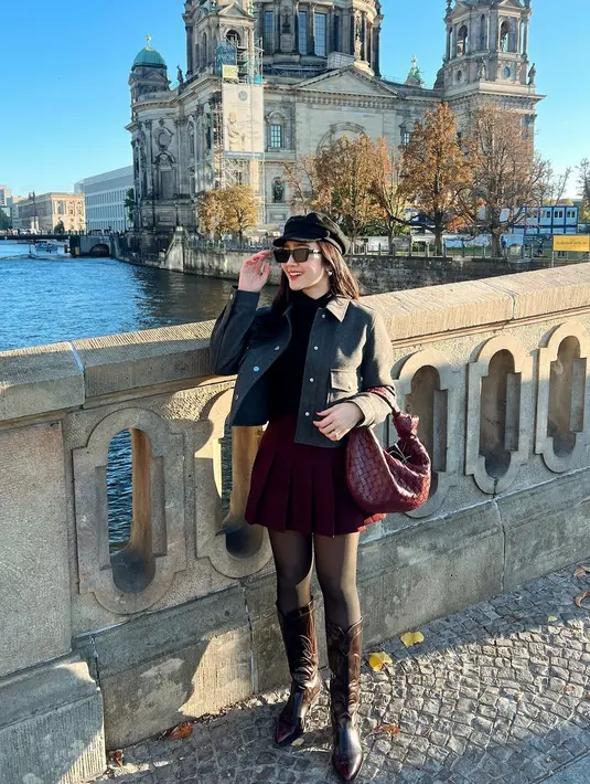 Gaya Parisian-nya makin sempurna dengan jinjing tas Small Jodie dari Bottega Veneta seharga Rp60jutaan [@febbyrastanty]