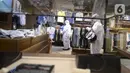 Petugas kesehatan melakukan penyemprotan disinfektan di Aeon Mall, BSD City, Kabupaten Tangerang, Banten, Jumat (7/8/2020). Penyemprotan dilakukan sebagai upaya pencegahan penularan setelah dua pegawai terindikasi positif COVID-19. (merdeka.com/Dwi Narwoko)