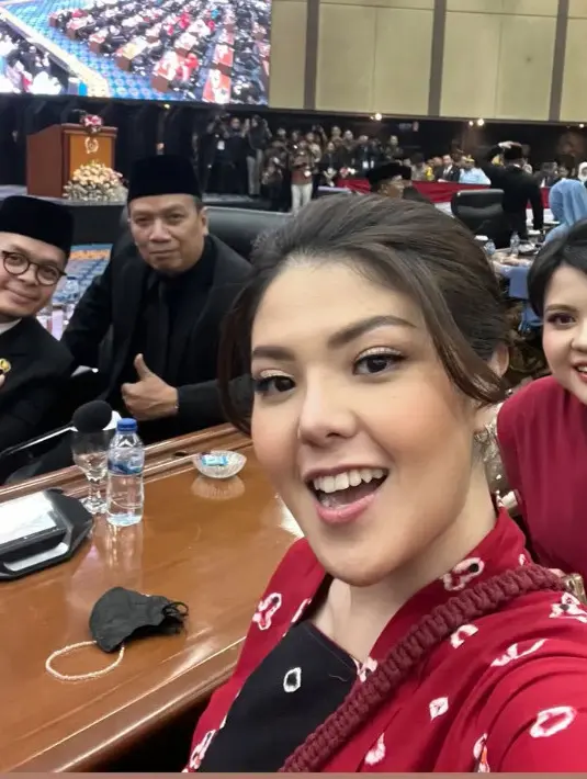 Melengkapi tampilanya, Tina mengenakan anting-anting model raindrop. Tampilannya cukup sederhana karena hanya mengenakan aksesori anting. [@tinatoon101]