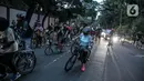 Peserta bersepeda saat melakukan aksi unjuk rasa bertajuk "‘Gowes for Democracy #SaveMyanmar" di kawasan Bundaran HI, Jakarta, Sabtu (17/4/2021). Aksi tersebut sebagai bentuk mengecam kudeta ilegal dan menuntut agar militer Myanmar (Tatmadaw) segera mengakhiri kekerasan. (Liputan6.com/Faizal Fanani)