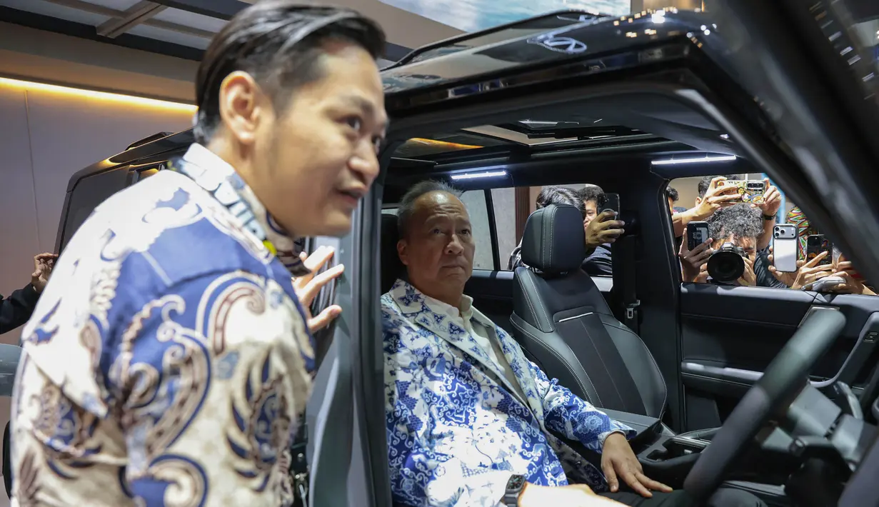 Menteri Perindustrian (Menperin) Agus Gumiwang mencoba produk otomotif  saat pembukaan Gaikindo Indonesia International Auto Show (GIIAS) 2026 di Tangerang, Banten, Kamis (30/7/2026). (KLY/Budy Santoso)