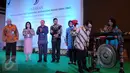 Kepala BPOM, Roy Alexander Sparringa (kanan) memukul gong pembuka Gerakan Penanggulangan Obat Tradisional Mengandung Bahan Kimia Obat di Balai Kartini Jakarta, Senin (30/11/2015). (Liputan6.com/Helmi Fithriansyah)