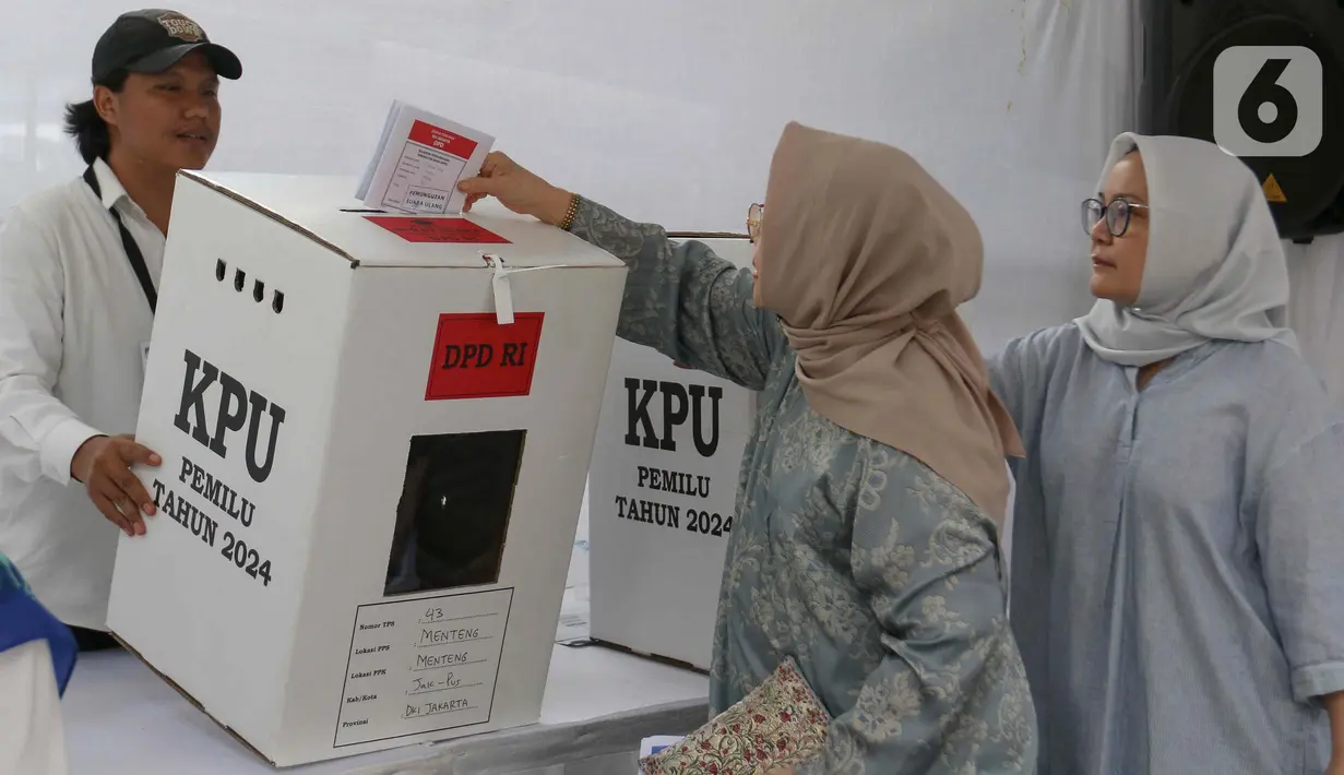 Saat itu petugas KPPS memberikan semua surat suara kepada para pemilih tambahan, sementara menurut aturan DPTb hanya surat suara untuk pemilihan presiden dan wakil presiden. (Liputan6.com/Herman Zakharia)