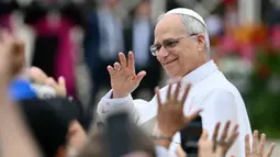 Paus Leo XIV melambaikan tangan kepada kerumunan orang saat menghadiri audiensi umum mingguan di Lapangan Santo Petrus, Vatikan pada 21 Mei 2025. (Alberto PIZZOLI/AFP)