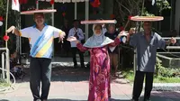 Sejumlah lansia penghuni Griya Wredha Jambangan Surabaya saat mengikuti lomba Agustusan. (Istimewa)