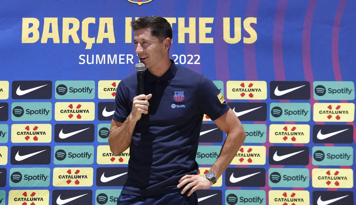 Pemain sepak bola Polandia Robert Lewandowski, berbicara dalam konferensi pers saat diperkenalkan sebagai pemain baru Barcelona di Fort Lauderdale, Florida, Rabu (20/7/2022). Lewandowski mendapat kontrak jangka panjang di Barcelona dengan durasi empat tahun hingga 2026 mendatang. (Marco BELLO / AFP)
