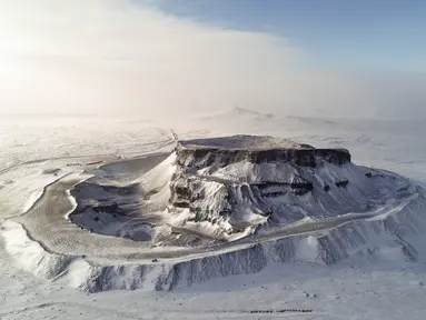 Foto dari udara yang diabadikan pada 28 November 2020 ini menunjukkan pemandangan gunung berapi yang berselimut salju di Ulanqab, Daerah Otonom Mongolia Dalam, China utara. (Xinhua/Wang Zheng)