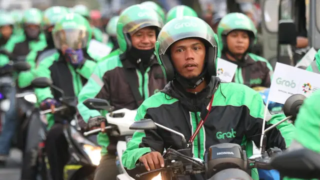 FOTO: Legenda Tinju Indonesia Bawa Obor Asian Games 2018 Melintasi Kota Malang
